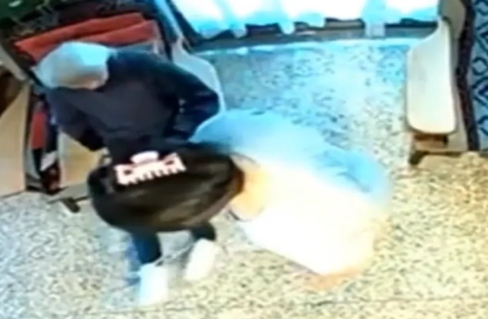 La cuidadora de 51 años le daba patadas y golpes de puño a la anciana (Captura de video)