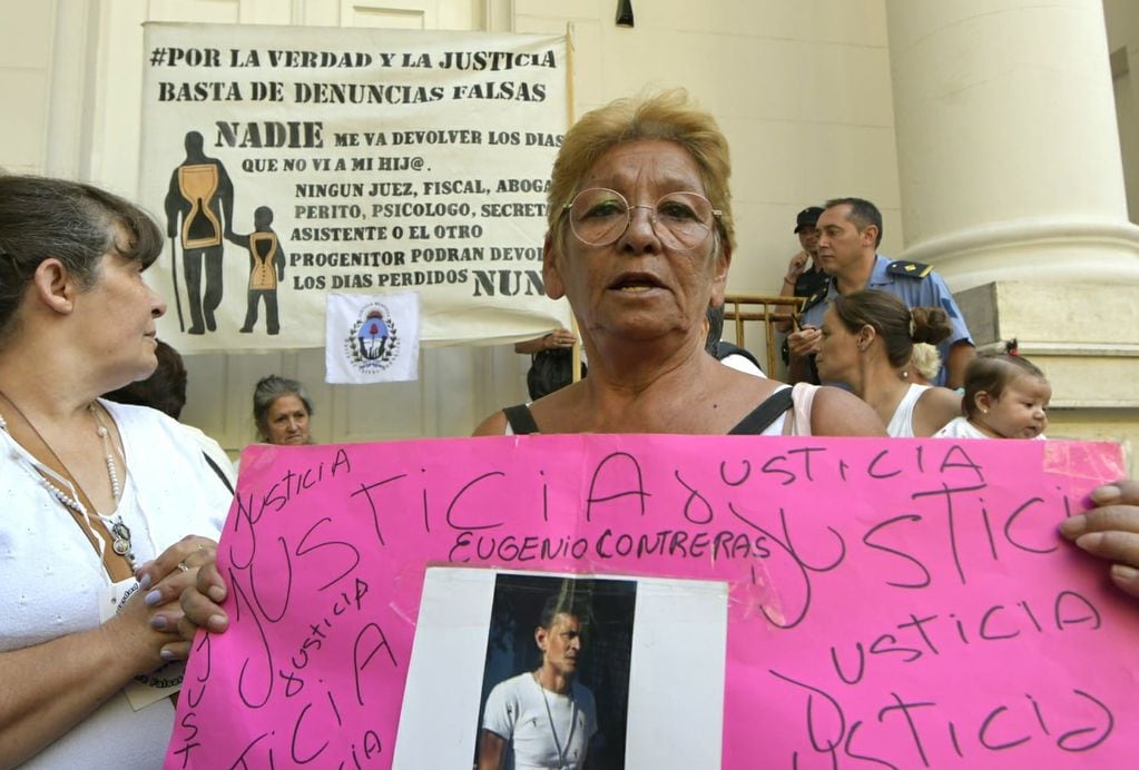 Miriam Moreno sostiene que su hijo fue asesinado pero en Homicidios tienen un vídeo donde se ve que se habría suicidado en una dependencia de la Municipalidad de Las Heras. / Orlando Pelichotti - Los Andes.