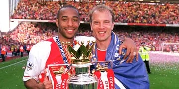 Thierry Henry y Dennis Bergkamp
