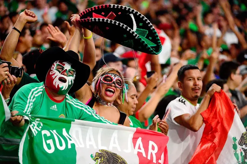 Las máscaras de lucha libre son comunes entre los aficionados mexicanos