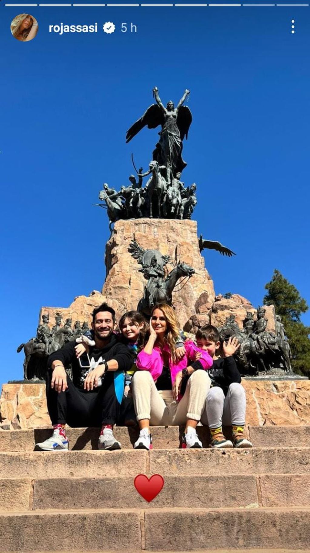 Rojas y López visitando el Cerro de la Gloria junto a los hijos de la actriz