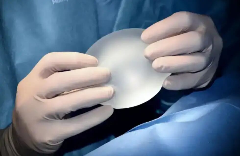 Implantes mamarios le salvaron la vida a un hombre que esperaba un trasplante de pulmones. Foto: Unsplash