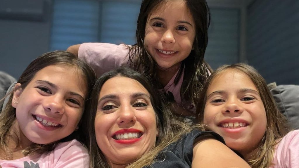  Cinthia Fernández junto a sus hijas  / Instagram