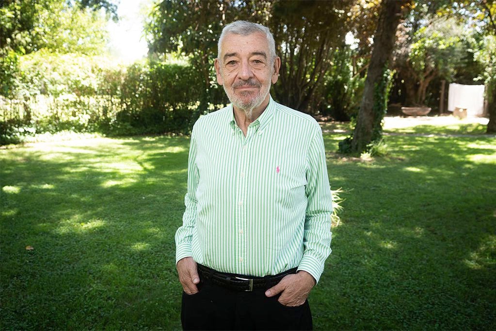 José Octavio Bordón, ex gobernador de Mendoza, en el jardín de la casa familiar de Chacras de Coria.
Foto: Ignacio Blanco / Los Andes