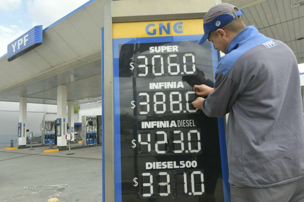 Tras la escasez, las petroleras aumentaron los precios de los combustibles (Orlando Pelichotti / Los Andes)