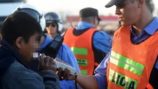 A soplar. Los controles de alcoholemia mostraron un importante descenso en la cantidad de infractores sancionados. Gustavo Rogé / Los Andes