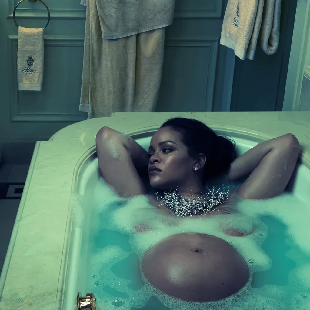 Rihanna, baño de espuma en París. (Vogue/ Annie Leibovitz)