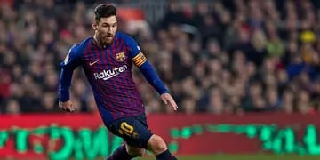 El elenco catalán venció al débil Valladolid por 1-0. Messi convirtió de penal, minutos después falló otro. El Barça, líder con 52 puntos.
