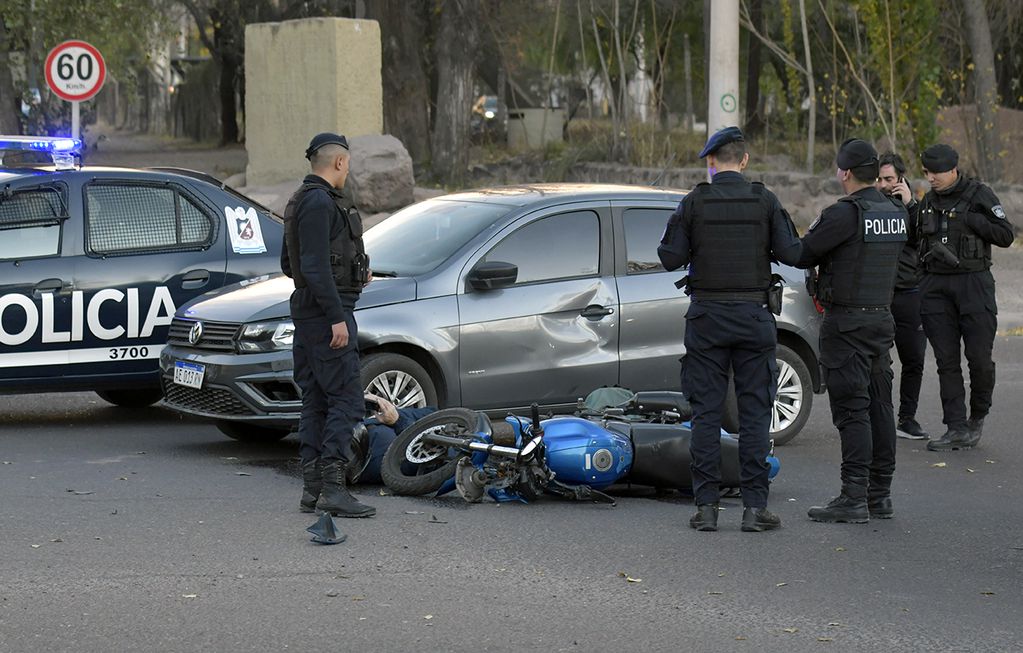 Los accidentes con motos y bicicletas son frecuentes en Mendoza.

Foto:  Orlando Pelichotti

