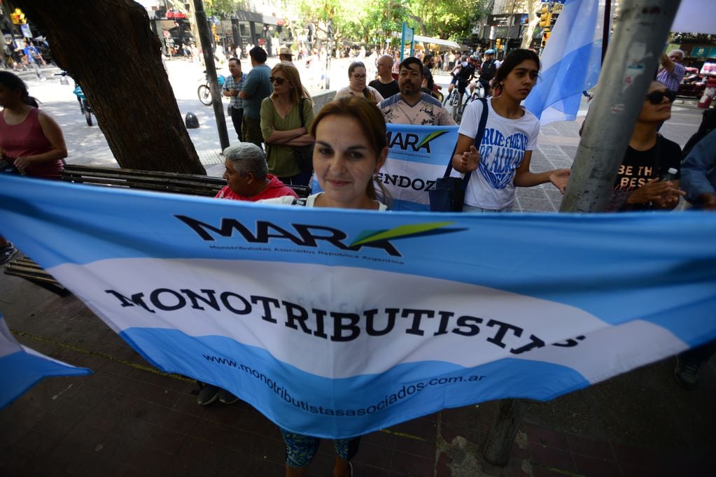 Los monotributistas marcharón por las calles del centro contra un impuesto “ilegal” de AFIP 
Foto: Claudio Gutierrez