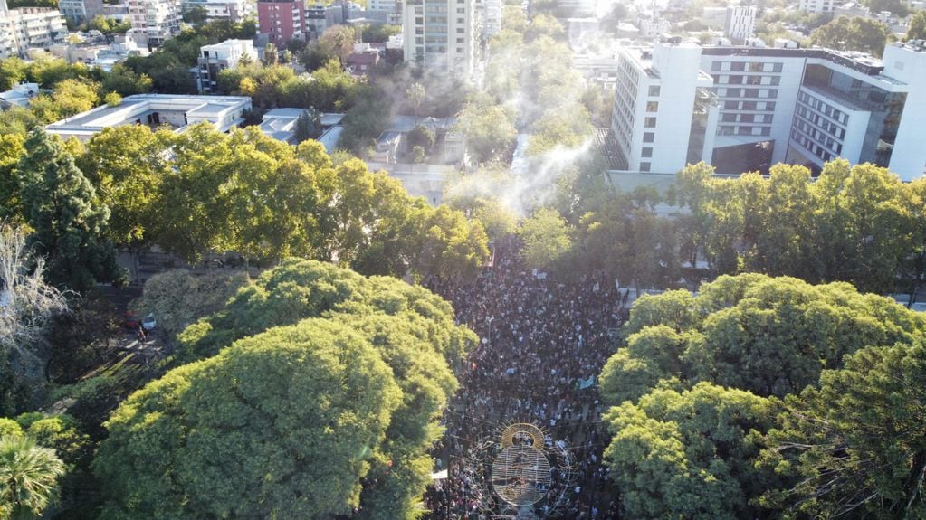 Masiva movilización en Mendoza de estudiantes y trabajadores que se sumaron a la marcha universitaria nacional. Foto: Marcelo Rolland / Los Andes