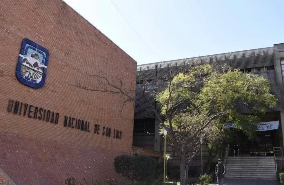 Suspendieron a tres docentes de la Universidad Nacional de San Luis por burlarse de una estudiante durante un examen.