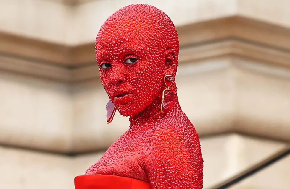 Quién es la artista que se incrustó más de 30  mil cristales para su increíble look de París