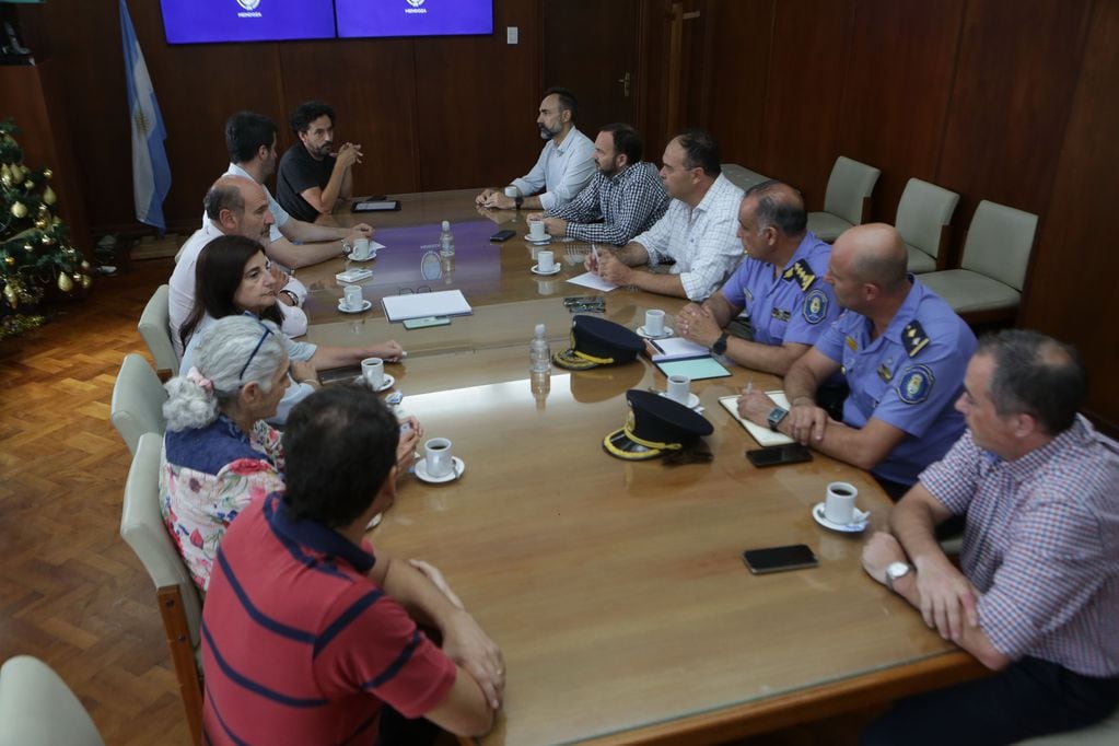 El Gobierno de Mendoza, a través del Ministerio de Producción, coordinó un encuentro con referentes de todos los sectores vinculados al funcionamiento del paso fronterizo Cristo Redentor.