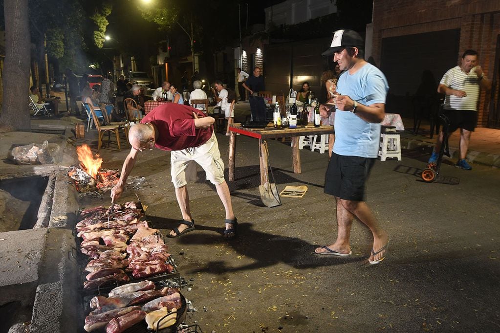 Vecinos de la calle Agustín Delgado de Ciudad cortan la calle para juntarse, comer un asado para festejar carnaval, una tradición de muchos años

Foto: José Gutierrez / Los Andes