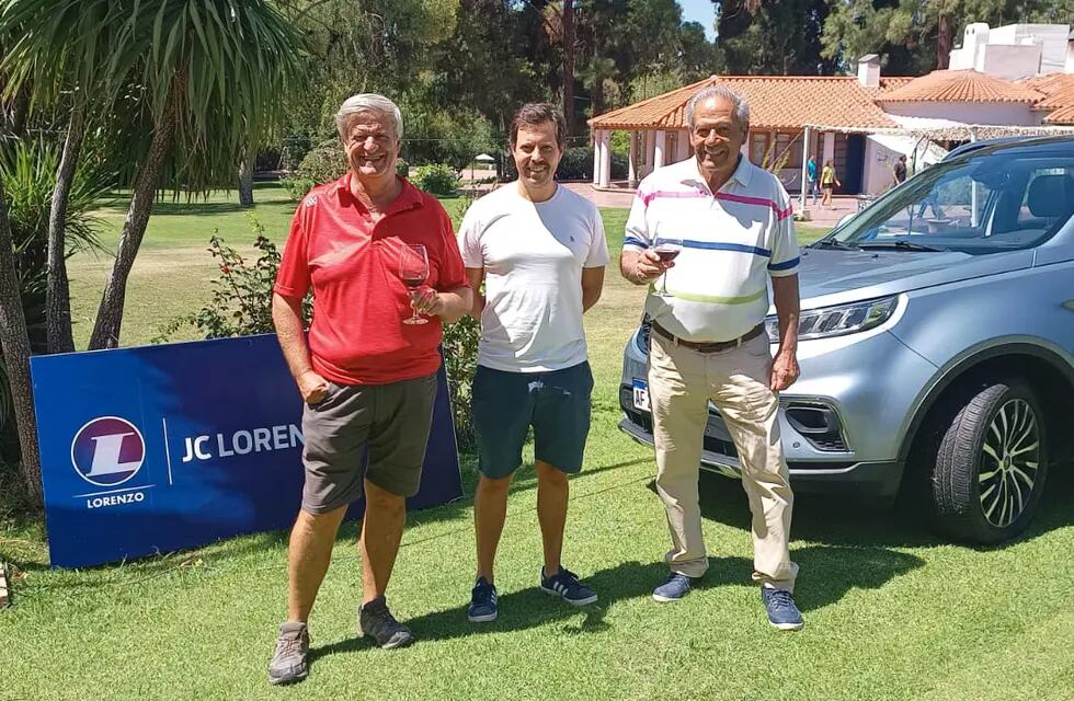 Gustavo Cañada (Capitán del Club), junto Lucas Melián (gerente de relaciones públicas) y Oscar Pérez Abad, el titular del Andino Golf Club. / Gentileza