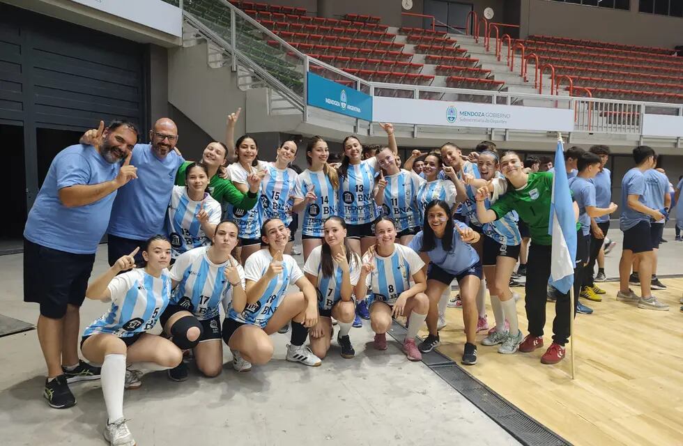 La Selección Argentina A de balonmano de damas, se consagró campeona del Torneo Sur Centro al superar a Brasil, por 22 a 20 ,en una final apretadísima, que se jugó en el estadio Arena Aconcagua.