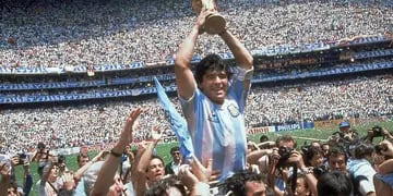 La Copa en alto. Maradona, símbolo argentino en México '86, con el trofeo mundial. (La Voz / Archivo)