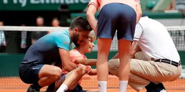 El tenista y el niño fueron en busca de una pelota que se elevó, no se vieron y terminaron chocando. Por suerte solo fue un acto gracioso. 