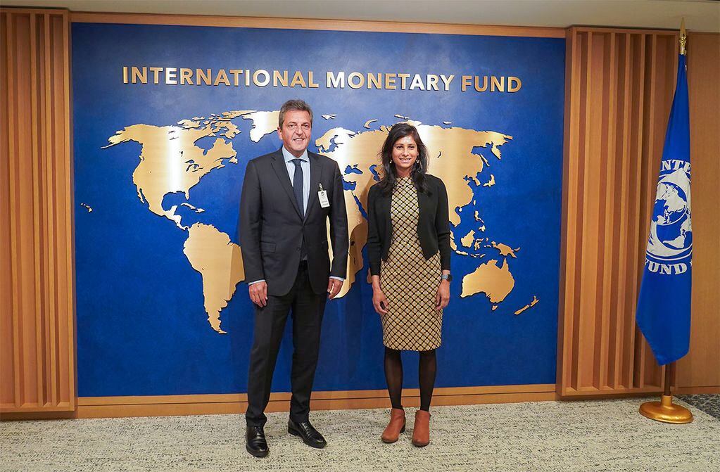 Washington DC- El ministro de Economía, Sergio Massa, mantuvo este miércoles un encuentro con la subdirectora Gerenta del Fondo Monetario Internacional (FMI), Gita Gopinath.