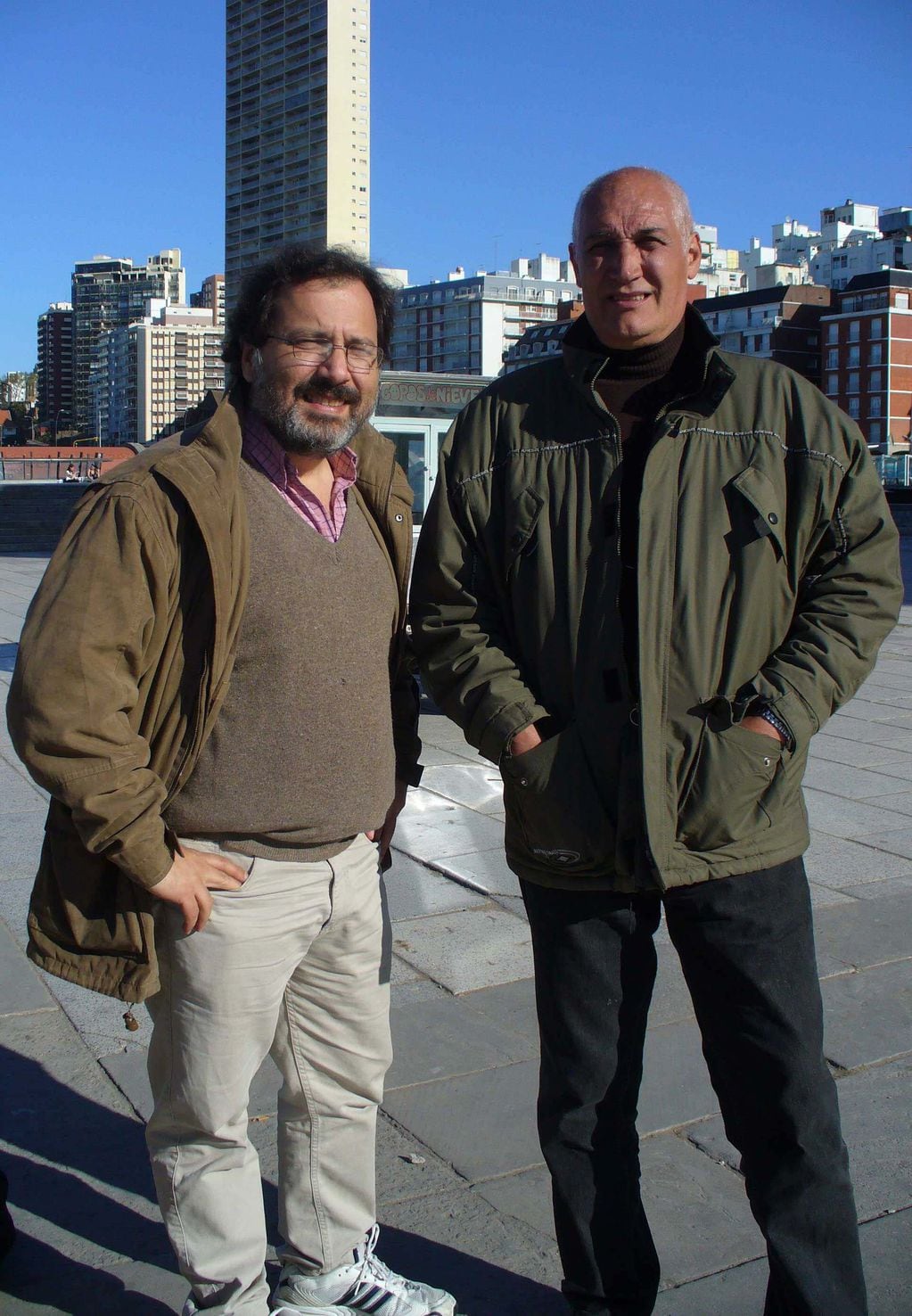El periodista Alejandro Agostinelli (izquierda) entrevistó a Juan Carlos Peccinetti en Mar del Plata, en 2008. / Gentileza: archivo de Alejandro Agostinelli.