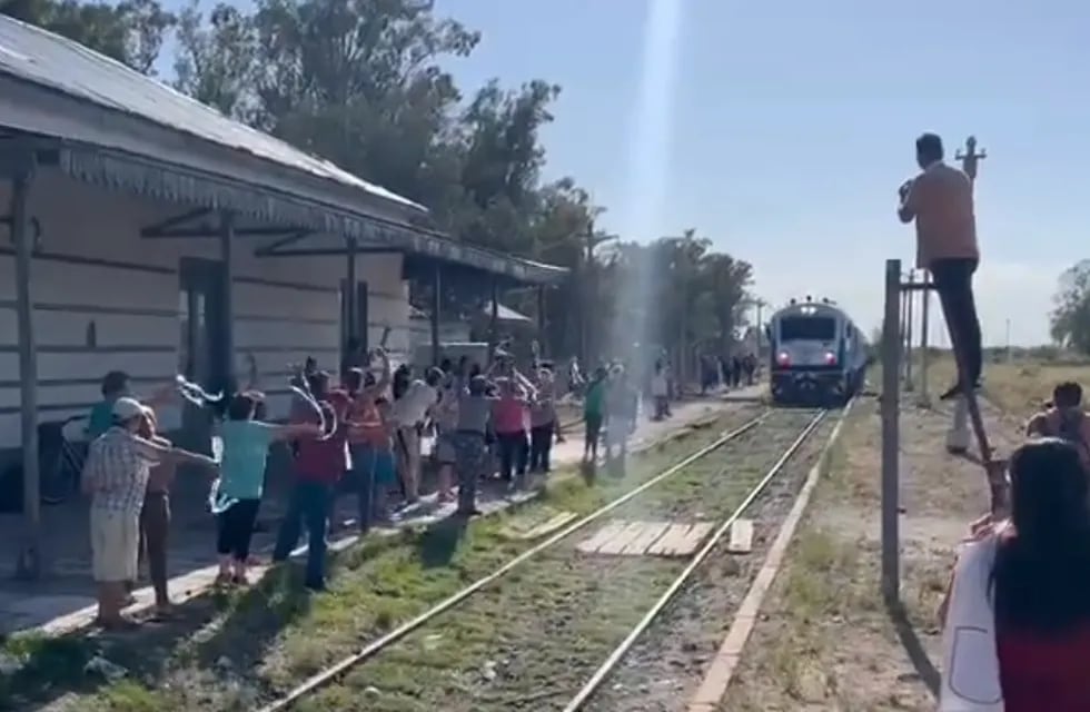 El tren de pasajeros pasó esta mañana por La Paz y lo recibieron los pobladores con banderas.