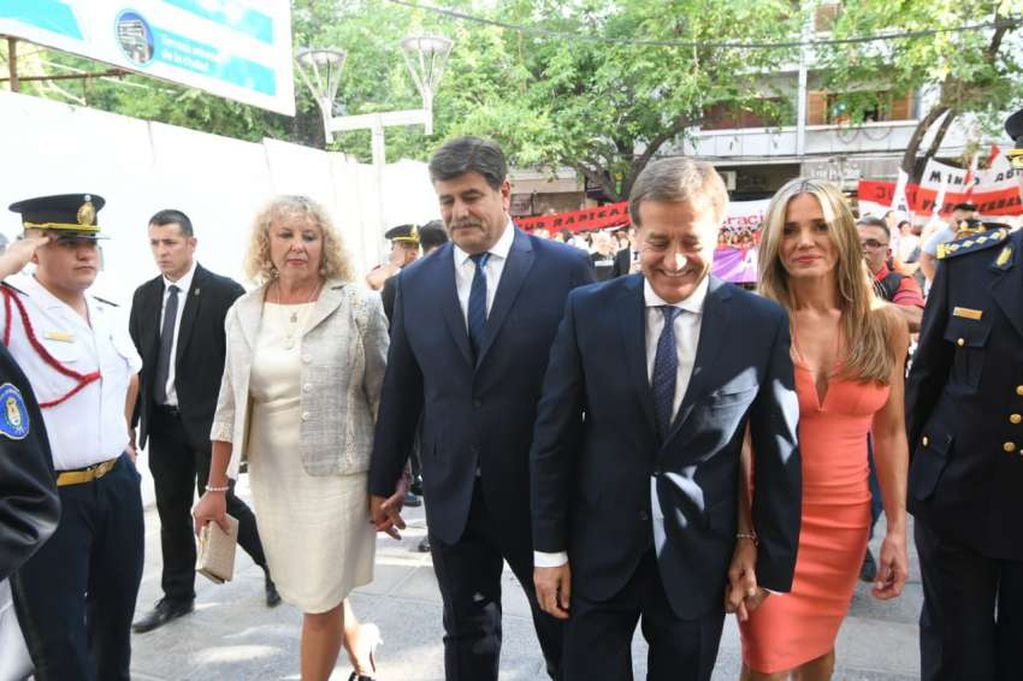 
El Gobernador y el Vice con acompañados de sus esposas.  | José Gutiéreez / Los Andes
   