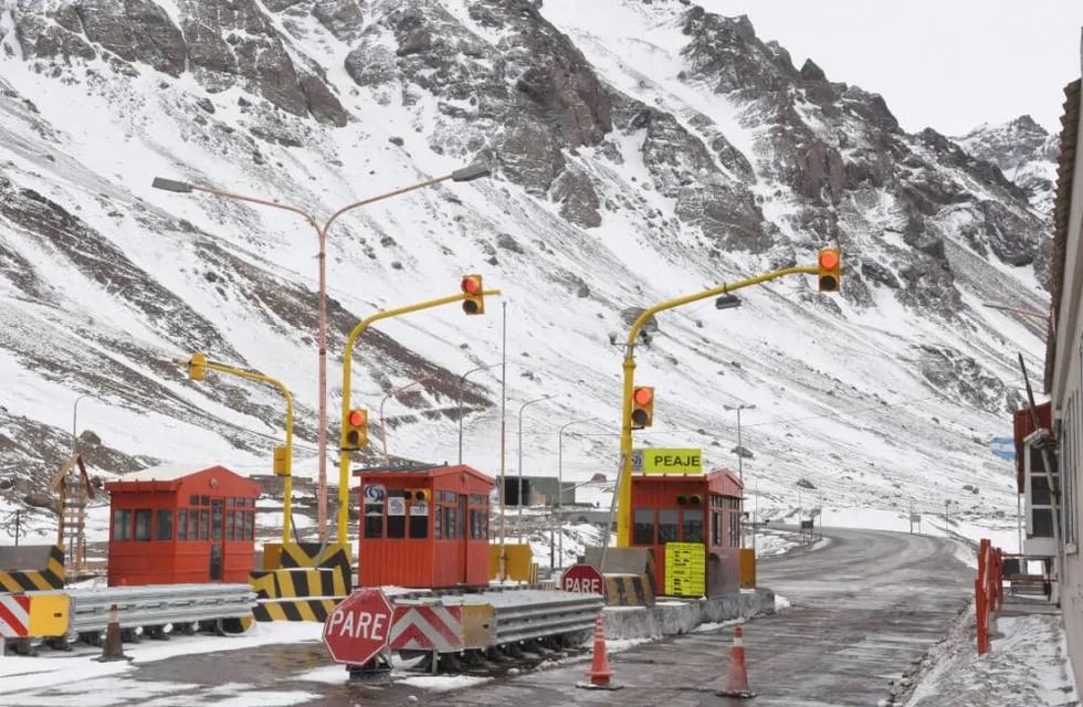 El Paso a Chile permanecerá cerrado desde esta noche por nevadas en Alta Montaña.