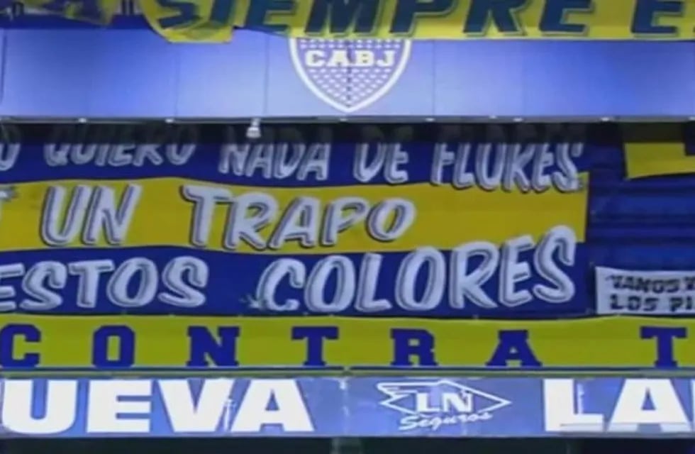 "Boca, contra todos", así reza la bandera que colgó la hinchada del Xeneize en La Bombonera. / Gentileza.