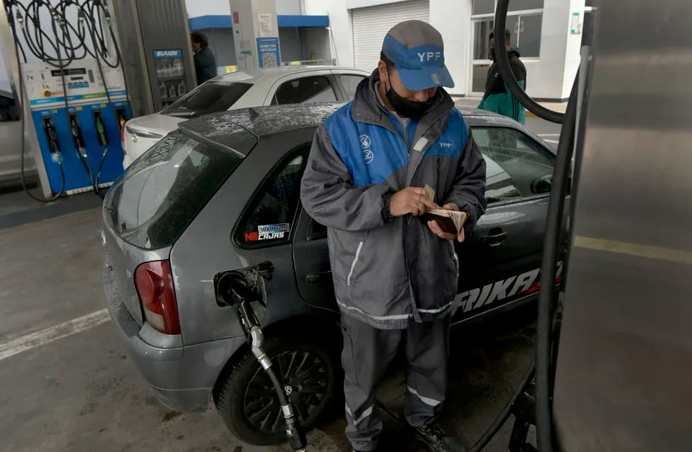 Más cara. Se estima que la nafta súper de YPF llegará a los $ 76,92 por litro en las estaciones de servicio de la provincia. Foto: Orlando Pelichotti / Los Andes.