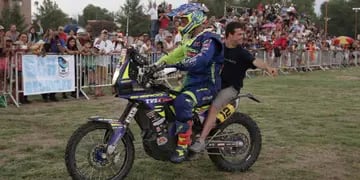 El español Juan Pedrero García subió a su moto a un joven cordobés y subió a un joven cordobés y le hizo dar una vuelta. Admirable. 