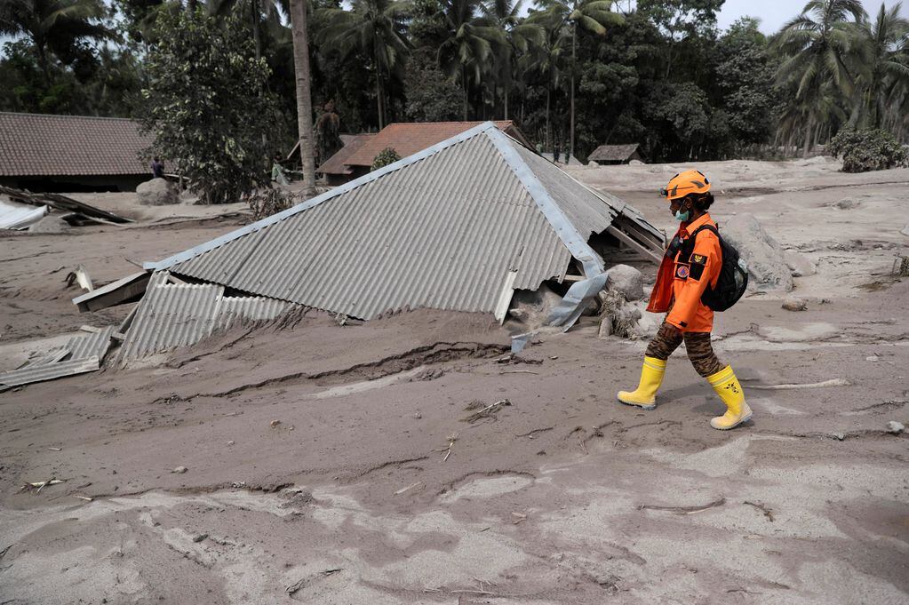 Los rescatistas trabajan en la zona afectada por la erupción del volcán Semeru - AP
