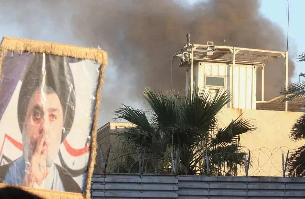 Cientos de manifestantes tomaron e incendiaron la embajada de Suecia en Bagdad, Irak, luego del escándalo por la quema del Sagrado Corán en Estocolmo.
