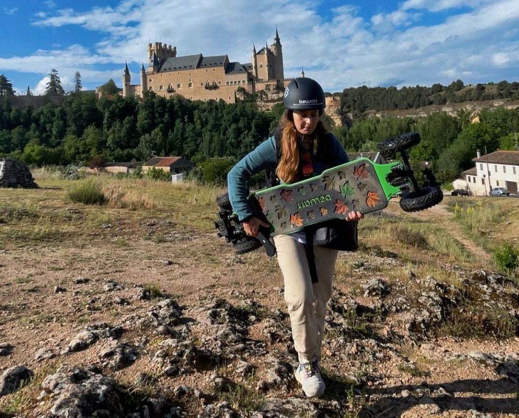 Evangelina, la joven mendocina que recorre el mundo con su skate eléctrico y sueña con romper los Récord Guiness. / Foto: Instagram