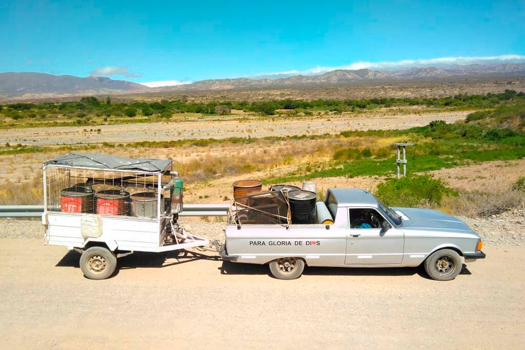 La camioneta Ford de Edmundo Ramos con un equipo para que convierte los residuos orgánicos en combustible para impulsar el vehículo.