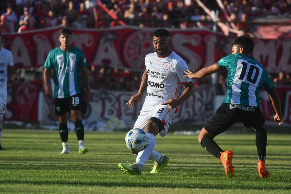 Huracán Las Heras derrotó 2-1 a Estudiantes de San Luis. / José Gutiérrez (Los Andes).