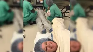 Una mujer se tomó una selfie con su esposo desmayado luego de presenciar su primer parto