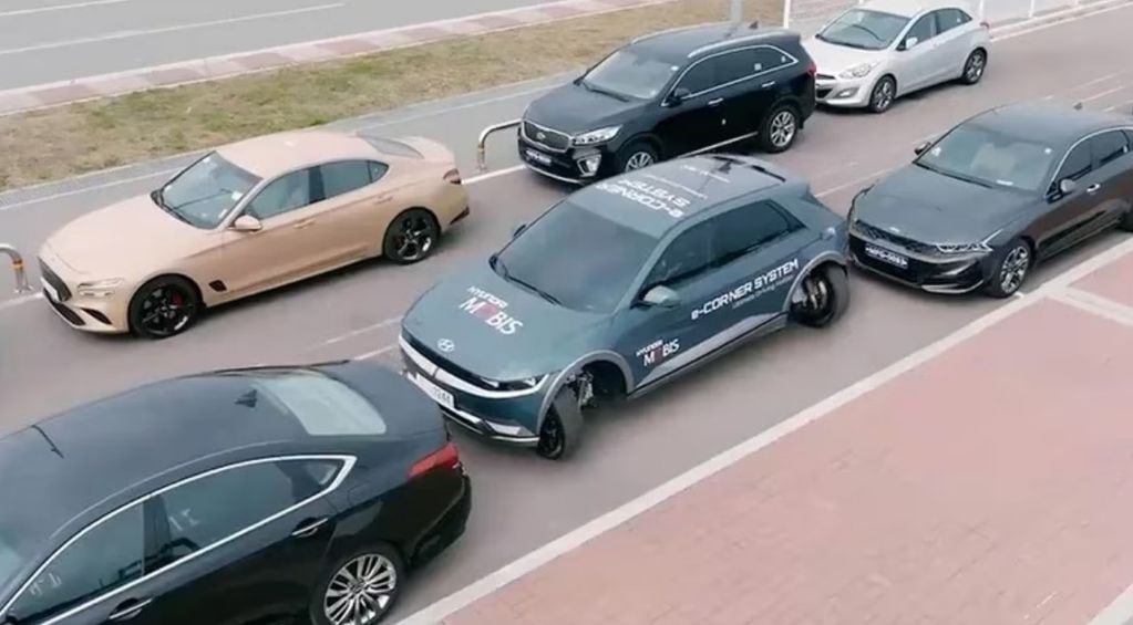 Los vehículos que cuenten con el sistema e-Corner podrán girar sus ruedas hasta 90 grados. Foto: Captura de video /Hyundai Mobis