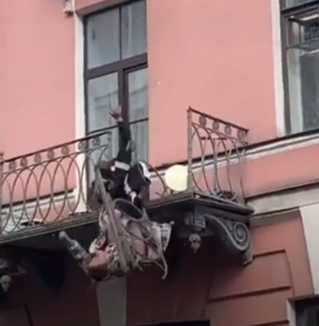 Una pareja que peleaba en un balcón cayó al vacío tras la ruptura de la baranda de contención.