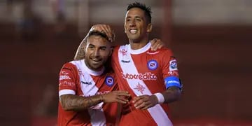  Batallini y Barrios, los goleadores, celebran el triunfo del "Bicho". / Télam 