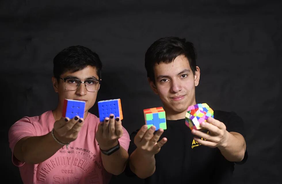 Gabriel Calderón y Jonathan Aroma son integrantes del Club Cuberos de Mendoza que se dedican a armar cubos Rubik. Foto: Marcelo Rolland / Los Andes