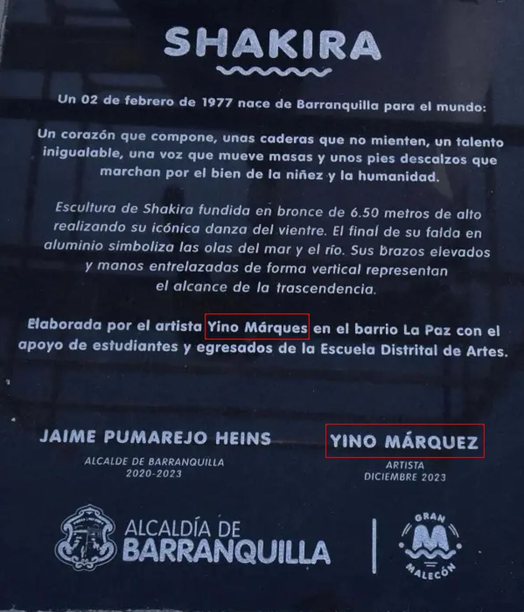 Placa de la monumental estatua de Shakira. Como advirtieron muchos fans, el nombre del artista, Yoni Márquez, fue escrito incorrectamente con una "S". Foto: Instagram - Shakira