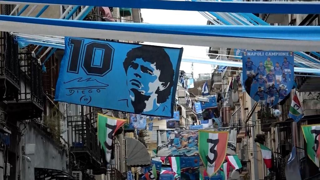 Las calles de Nápoles se llenan de imágenes de Diego Maradona ante la posible consagración del Napoli en el campeonato italiano. Foto: EFE