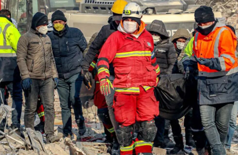 Un equipo de salvadoreños rescata a una mujer y a un niño del terremoto en Turquía y Siria. Gentileza: MSN.