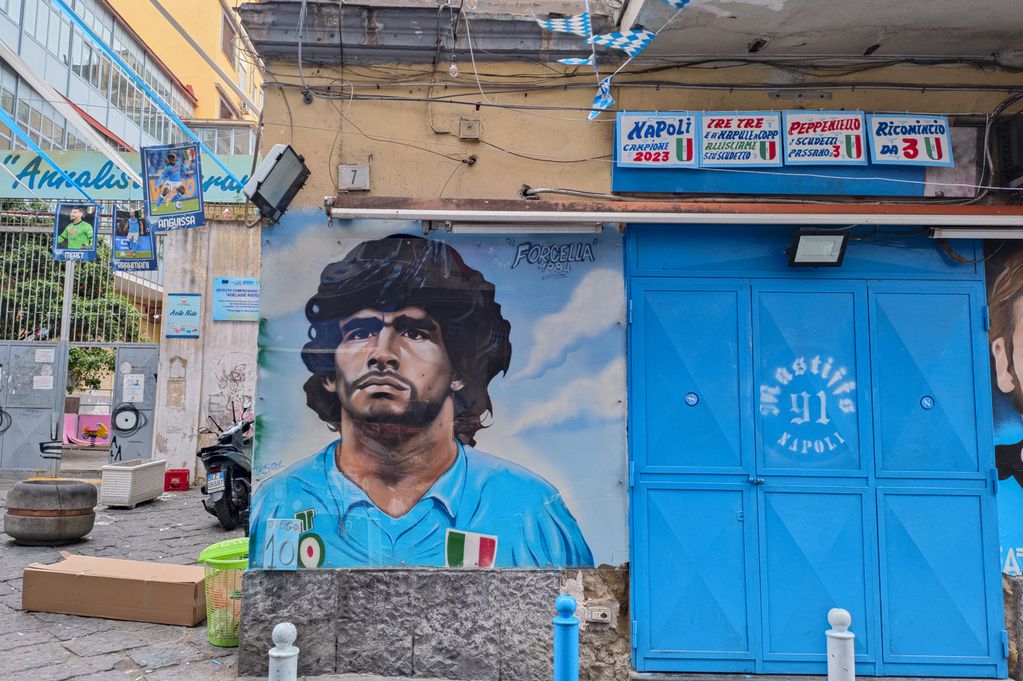 Un mural de Diego Maradona en Nápoles donde los hinchas esperan la consagración del Napoli. Foto: EFE