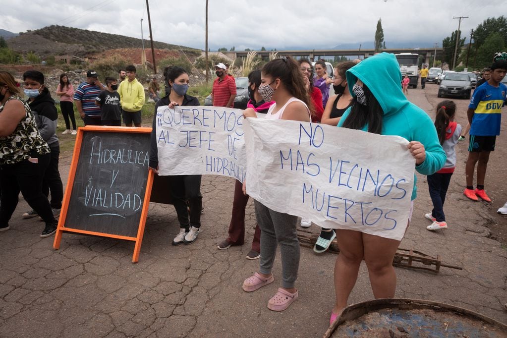 Un grupo de vecinos de la parte alta de Potrerillos protestando en reclamo de que se construya un puente en altura y se hagan otras obras.
