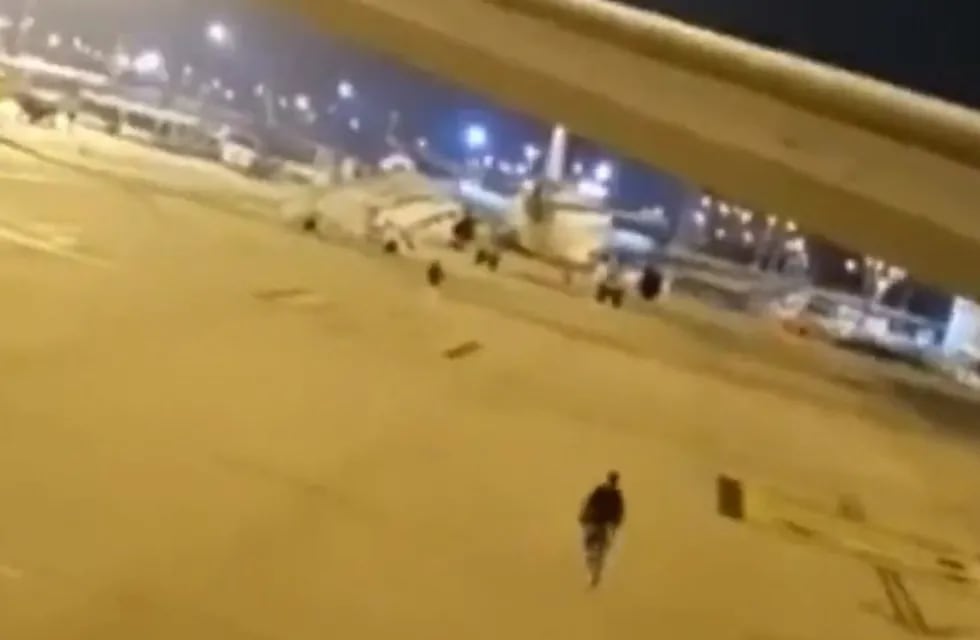 Un avión salió de Marruecos, aterrizó de emergencia en España por un falso parto y 28 migrantes escaparon corriendo.