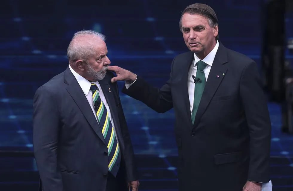 Lula da Silva y Jair Bolsonaro, ex y actual presidente de Brasil respectivamente, en el momento más tenso del debate celebrado el domingo 16 de octubre de 2022.