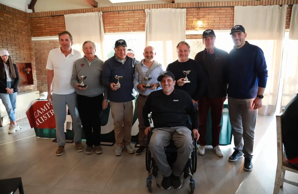 Algunos de los grandes ganadores en la tarde de viernes, que fue a puro golf y solidaridad. / Prensa FUAR
