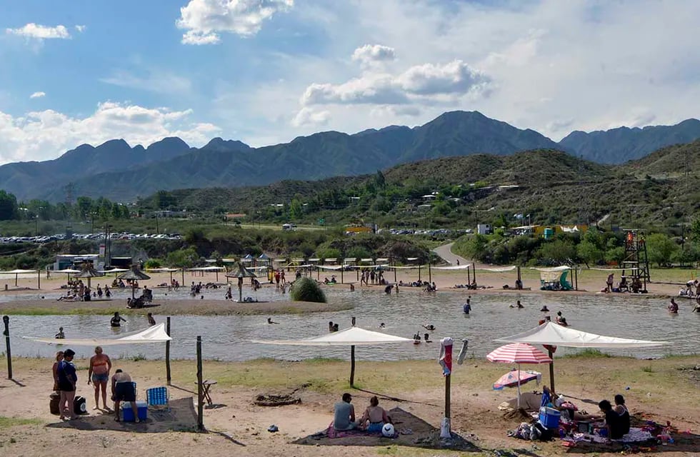 En un día de calor muchos visitan la Playa del Río Mendoza, en Luján de Cuyo.